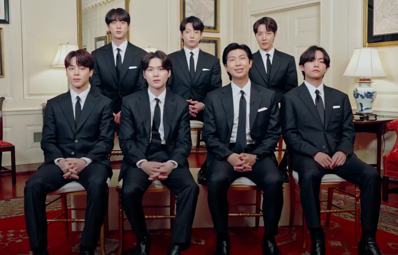 Los siete integrantes de BTS durante su visita a la Casa Blanca en 2022